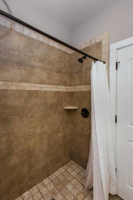 Hébergement de vacances Meet Me In I Beautiful 4-bdrm House I 1 Mile To Dt And Mins To Uga